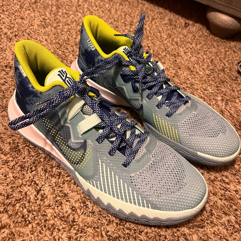 Size 9.5 Men's Kyrie Flytrap V
